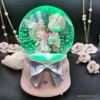 گوی شیشه ای بزرگ موزیکال پمپی برفی با شش طیف نوری طرح دخترک کلاه خرگوشی